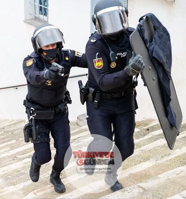 SON DAKİKA: İspanyol yargıç Juan Carlos Peinado, yolsuzluk suçlamalarıyla yargılanan İspanya Başbakanı Pedro Sánchez'in eşi Begoña Gómez'in pasaportuna el konulmasına ve yurt dışına çıkışının yasaklanmasına karar verdi.