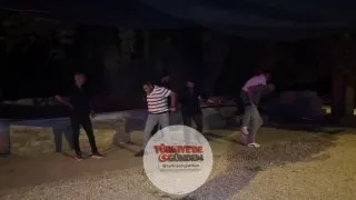 İddiaya giren arkadaşlar, güçlerini kanıtlamak için aralarına bağlanan halatı çekerek kıyasıya bir mücadeleye girişti.