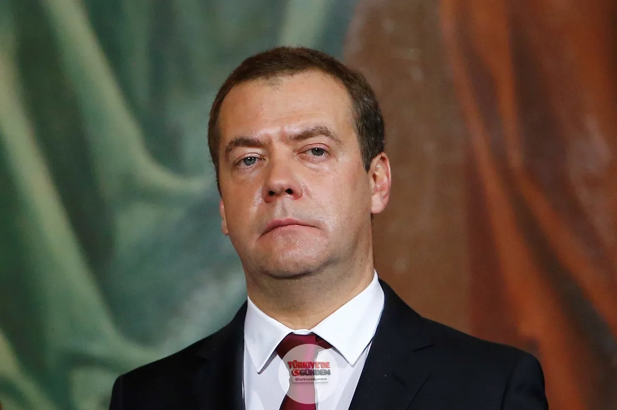 Dmitriy Medvedev: “Polonya Cumhurbaşkanı, nihayet Nazi hayranı Kiev sapkınından Beyaz Kartal Nişanı’nı geri aldı. Bunun Banderacılar lideri için bir sorun yaratacağından şüpheliyim. Artık yeşil kazağında Hitler’in Altın Meşe Yapraklı Demir Haçı için