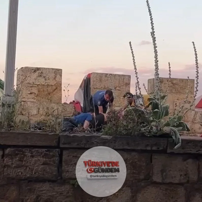 Bursa'da şehir surlarına tırmanarak intihar girişiminde bulunan genç, ekipler tarafından kurtarıldı.