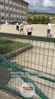 YKS sınavına giren eşiyle birlikte okula gelen bir kadın, sınava giren yetişkinlere tepki gösterdi: "Bakın, hiç öğrenci yok. Herkes koca koca insanlar. Tıpkı eşim gibi. Yani başkalarının çocuklarının hakkını yemeyin. Bu okula bütün yaşlıları doldurmu