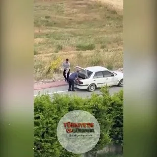 Konya'da iki kişi, yol kenarındaki kaldırım taşlarını sökerek araçlarının bagajına yükledi