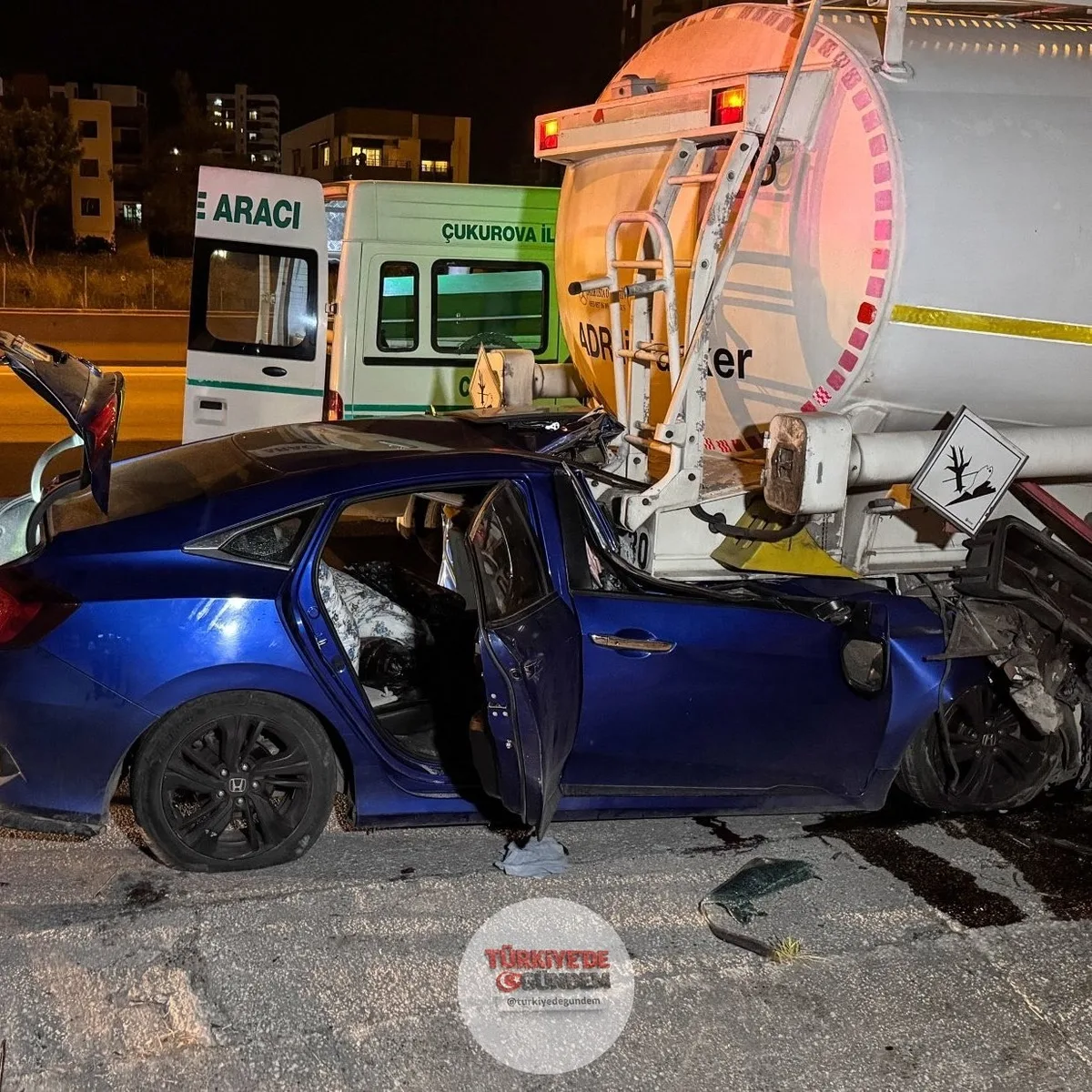 Adana'da emniyet şeridinde duran tankere arkadan çarpan otomobildeki baba hayatını kaybetti, iki çocuğu yaralandı.