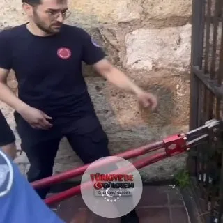 Bursa'da 18 yaşındaki bir genç, "Param yok" diyerek çıktığı surlarda intihar girişiminde bulundu. Olay yerine gelen polis ekipleri, genci atlamak üzereyken son anda kurtardı.