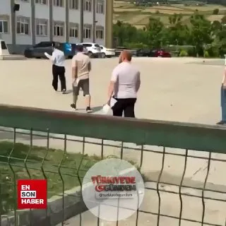 YKS’ye giren çocuğunu okul kapısına kadar uğurlayan bir anne, sınava çok sayıda yetişkinlerin katıldığını görünce o anlara böyle tepki verdi: “Bakın asla öğrenci yok. Herkes koca koca insanlar. Yani çoluğun çocuğun hakkına girmeyin ya! Kim ya şunları