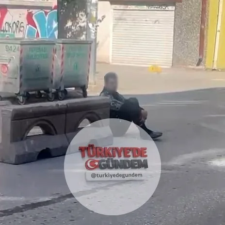 Eskişehir'de uzun süre caddenin ortasında hareketsiz şekilde oturan bir şahıs, vatandaşları harekete geçirdi. İhbar üzerine olay yerine polis ekipleri sevk edilirken, şahıs hakkında inceleme başlatıldığı öğrenildi.