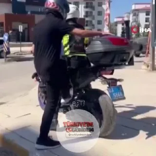 Elazığ'da sınava geç kalan öğrenciler, motosikletli polis ekipleri tarafından sınava yetiştirildi.