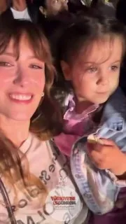 Hazal Kaya, oğlu Fikret'in "Leyla The Band" konserini eşi Ali Atay ve kızı Süreyya ile birlikte izledi.