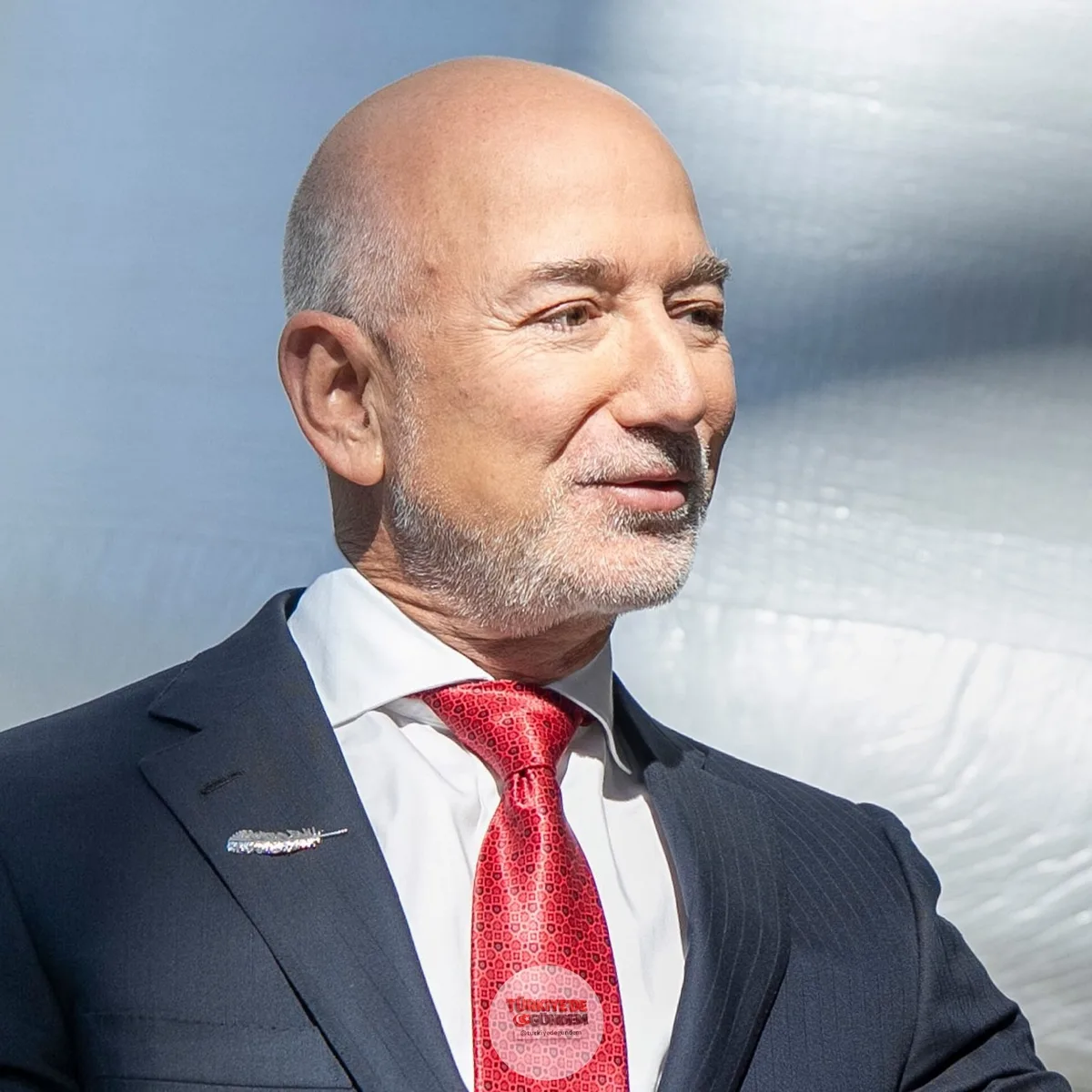 Jeff Bezos, yapay zekanın insanların yerini almayacağını ancak iş gücü açığı yaratacağını belirtti.
