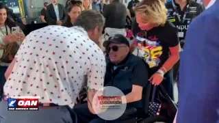 ABD Savaş Bakanı Hegseth, San Diego'daki bir NASCAR etkinliğinde Onur Madalyası sahipleri Royce Williams ve Britt Slabinski ile bir araya geldi. OAN'i bugün Spectrum ve YouTube TV'de izleyin!