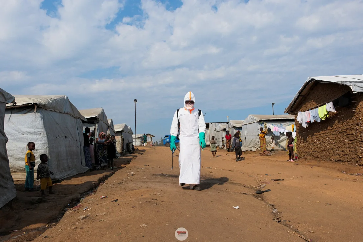 Kongo'nun kuzeydoğusundaki bir yerinden edilmiş kişiler kampında, 30'dan fazla kişinin Ebola belirtileriyle hayatını kaybettiği bildirildi. @REUTERSFARGE, yaşam koşullarının virüsün yayılmasına nasıl zemin hazırladığını aktarıyor.