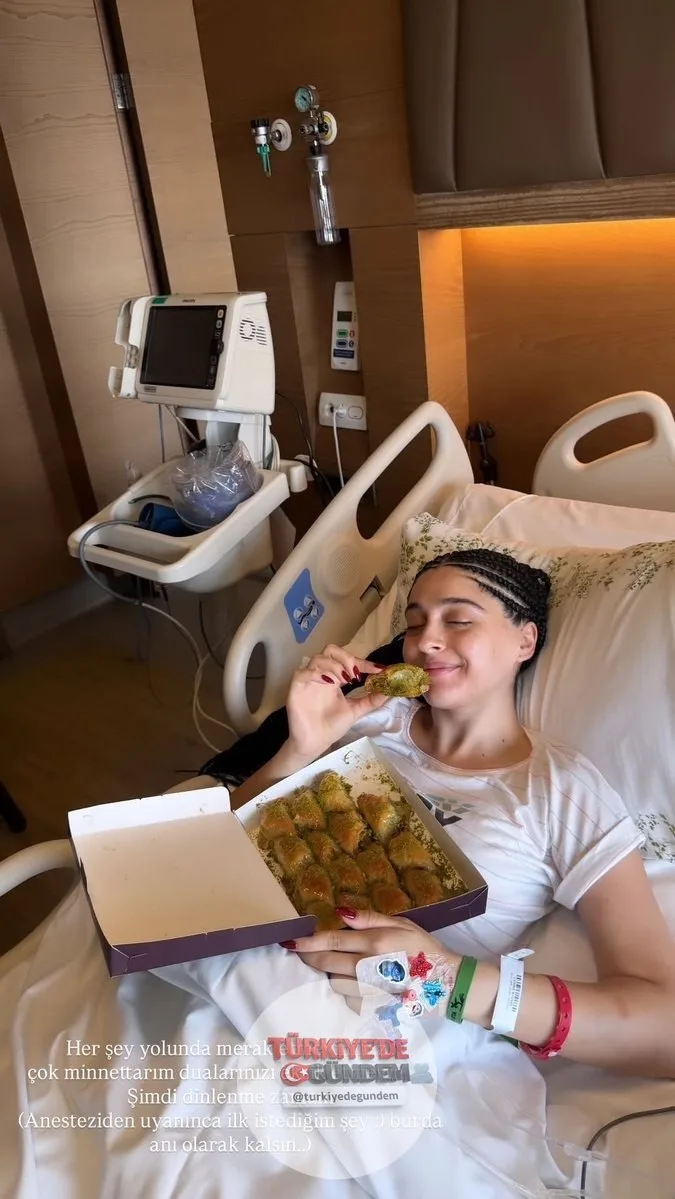 Geçirdiği ameliyatın ardından sağlık durumunun iyi olduğunu açıklayan Cemre Baysel, "Her şey yolunda, endişelenecek bir durum yok. Çok şükür, dualarınızı eksik etmeyin. Şimdi dinlenme vakti. Anesteziden uyandığımda istediğim ilk şeydi. Buraya bir anı