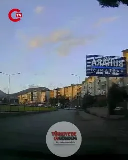 Erzurum'da kontrolden çıkan bir otomobil, kaldırımda yürüyen iki gence çarpmaktan son anda kurtuldu.