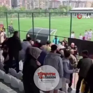 Ankara'da çocukların oynadığı amatör bir futbol maçında, tribündeki veliler arasında kavga çıktı.