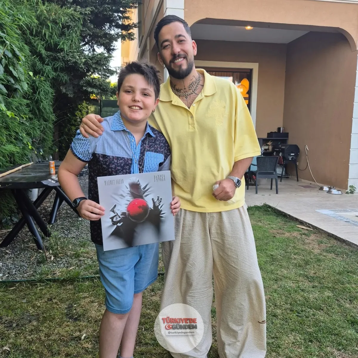 Ünlü DJ Mahmut Orhan, kendisini idolü olarak gören genç DJ adayı hayranıyla bir araya geldi.