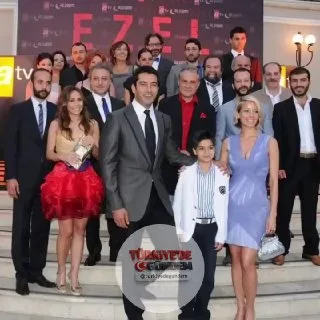 15 yıl önce final yapan Ezel dizisinin veda etkinliğinden görüntüler;