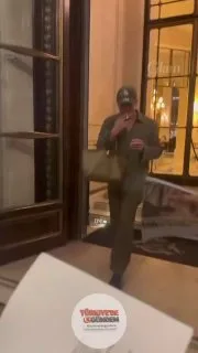 Paris’te görüntülenen Connor Storrie, kendisini bekleyen hayranlarıyla bir araya geldi