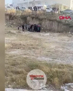 Mardin'in Artuklu ilçesinde, içerisinde bulunan çocukların el frenini indirdiği iddia edilen park halindeki otomobil kontrolden çıkarak boş araziye uçtu. Kazada 2 çocuk yaralanırken, olayla ilgili soruşturma başlatıldı.
