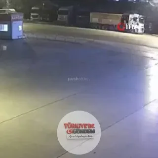 Ankara'nın Polatlı ilçesinde bir otomobilin tıra çarpması sonucu dört kişi hayatını kaybetti.