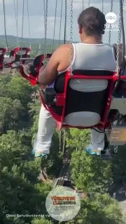Six Flags Over Georgia eğlence parkındaki ziyaretçiler, parkın en yüksek oyuncaklarından birinin aniden durması sonucu havada asılı kalarak gergin anlar yaşadı.