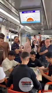 Antalya'da bir grup genç, tramvayda masa kurup okey oynadı.