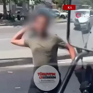 Kayseri’de trafikte tartıştığı sürücüye kask fırlatan motosiklet sürücüsüne 405 bin TL ceza kesildi. Saldırganın ehliyetine 6 ay süreyle el konulurken, motosikleti de 60 gün trafikten men edildi