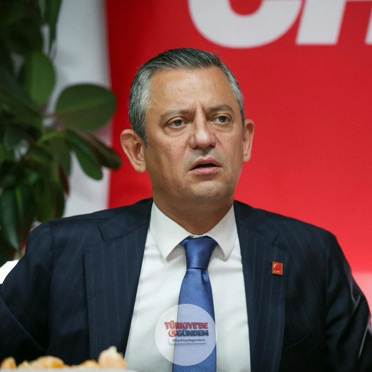 Özgür Özel: "Sayın Kemal'i, partiyi artık bu cenderede tutmamak adına bu tarihi kurultay kararını almaya davet ediyorum."