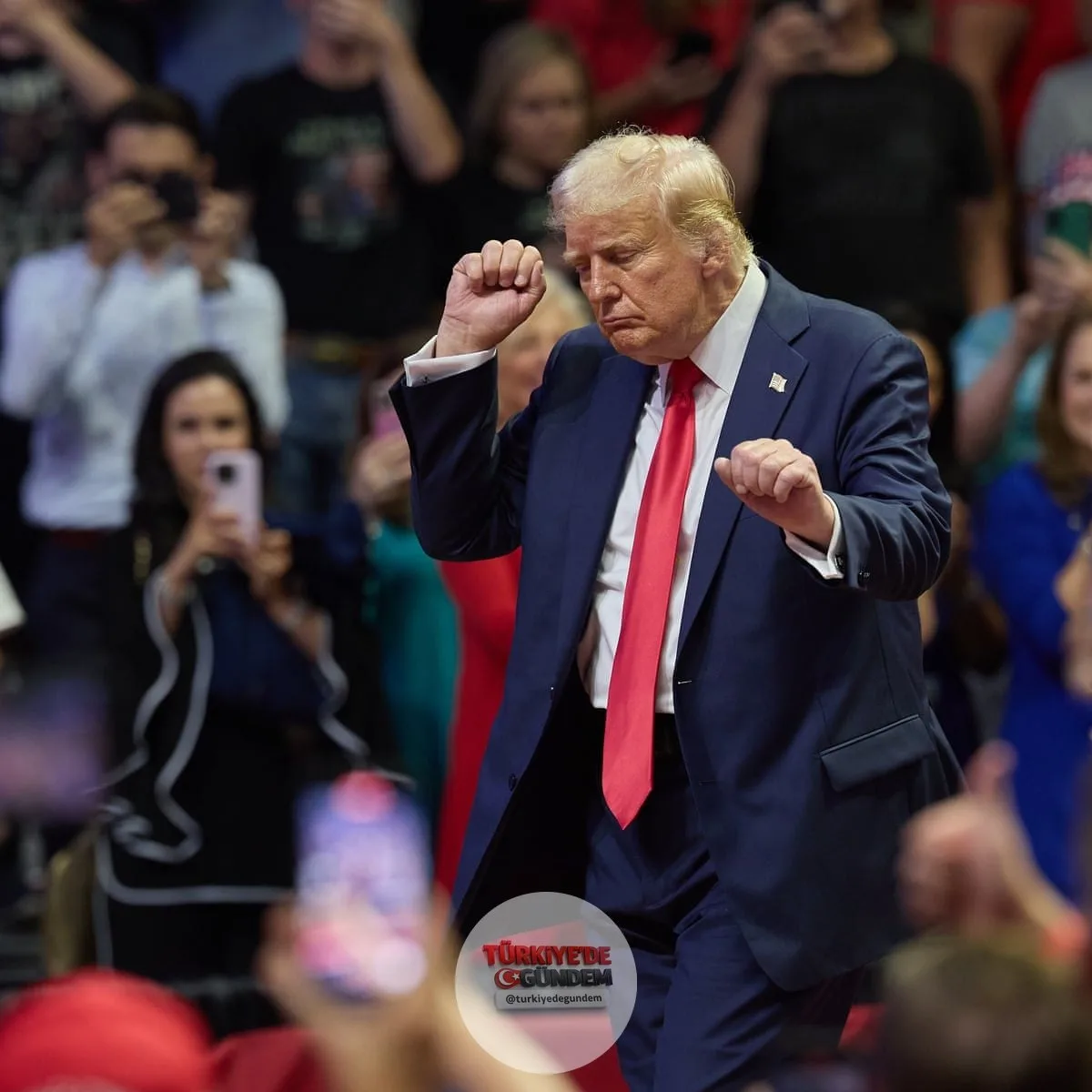 Donald Trump: Dün, Hürmüz Boğazı'ndan 19 milyon varil petrol geçti. Bu tüm zamanların rekoru. Petrol fiyatları düşüyor ve dünya çok daha güvenli bir yer haline geliyor!