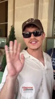 Heated Rivalry dizisinin yıldızı Connor Storrie, Paris'te Rusça konuştuğu yeni videosuyla dikkatleri üzerine çekti.