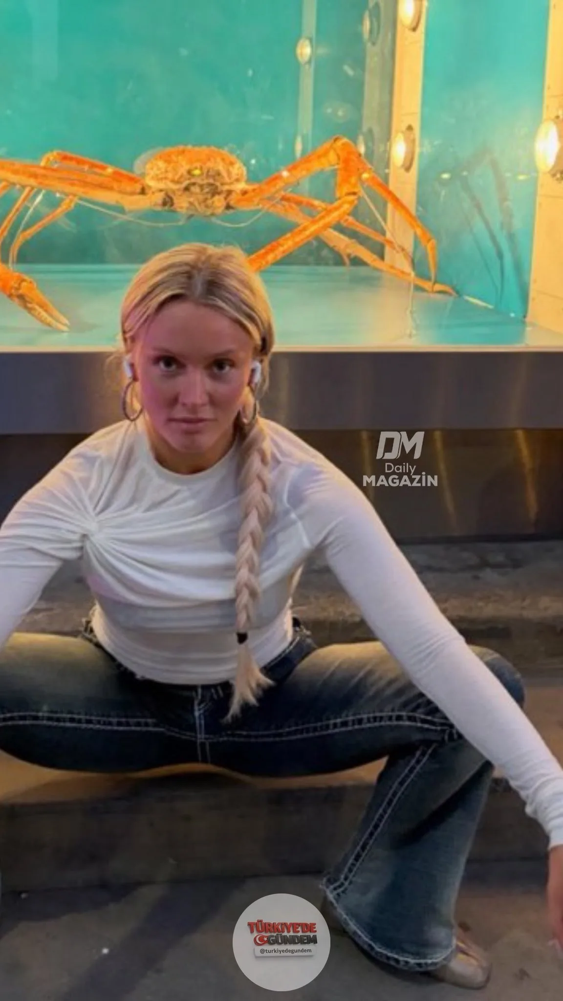 İsveçli şarkıcı Zara Larsson, Manchester Müzesi’nde sergilenen dev Japon örümcek yengecinin önünde verdiği pozlarla dikkat çekti