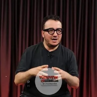 Oytun Erbaş: Ağız kokusu sadece diş hijyeni veya ağız içi bir sorun değildir. Çünkü ağzınızdaki kokunun yüzde yirmisi bağırsaklardan gelir. Bağırsaktaki gaz ya ağza kadar yükselir ya da kan yoluyla akciğerlere gidip ağızdan dışarı çıkar. Bu yüzden ön