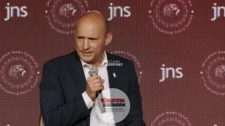 Eski İsrail Başbakanı Naftali Bennett: Bizi öldürmek isteyen insanlarla çevriliyiz. Bizi öldürmek istiyorlar ve eğer kendimizi savunmazsak, bu barbarlar gelip tüm İsraillileri baltalarla katledecekler.