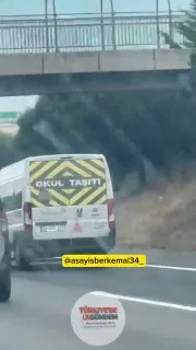 İstanbul TEM Otoyolu Sultanbeyli mevkiinde şerit değiştiren okul servisi trafiği tehlikeye düşürdü.