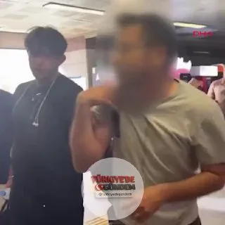 İstanbul Mecidiyeköy Metrobüs İstasyonu'nda bir kadının gizlice fotoğraflarını çektiği iddia edilen şüpheli, durumu fark eden vatandaşların müdahalesiyle yakalandı. Telefonunda kadına ait görüntülerin bulunduğu tespit edilen şüpheli, polis ekiplerine
