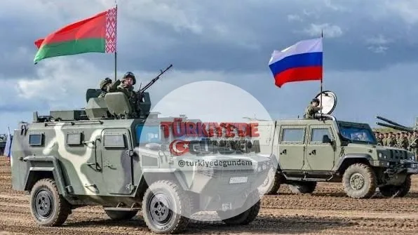 SON DAKİKA: Belarus ordusu, Zelenskiy'nin Macaristan tarzı bir rejim değişikliği tehdidinde bulunmasının ardından Ukrayna sınırına çok sayıda asker, zırhlı araç ve mühimmat sevk etti.