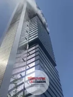 SON DAKİKA: İspanya'nın başkenti Madrid'de bulunan Avrupa'nın en yüksek binalarından Moeve Tower'da büyük bir yangın çıktı. İspanyol yetkililer, binanın tahliye edilmesine karar verdi.
