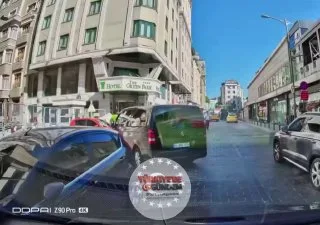 Beyoğlu'nda yol verme tartışması kavgaya dönüştü: "Ben boksörüm, bak yemin ederim çeneni kırarım."