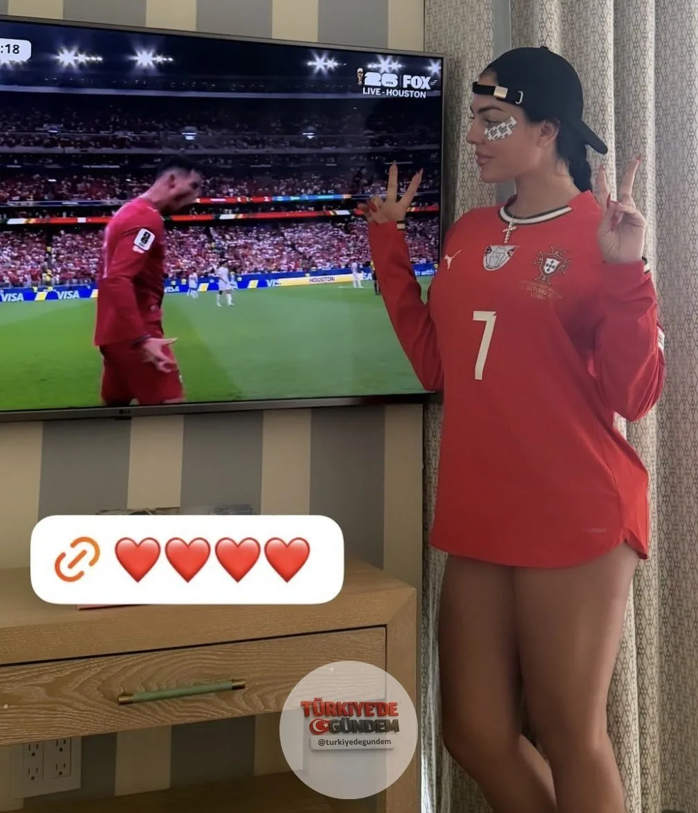 Cristiano Ronaldo'nun eşi Georgina Rodriguez, Ronaldo'nun golünü kutluyor.