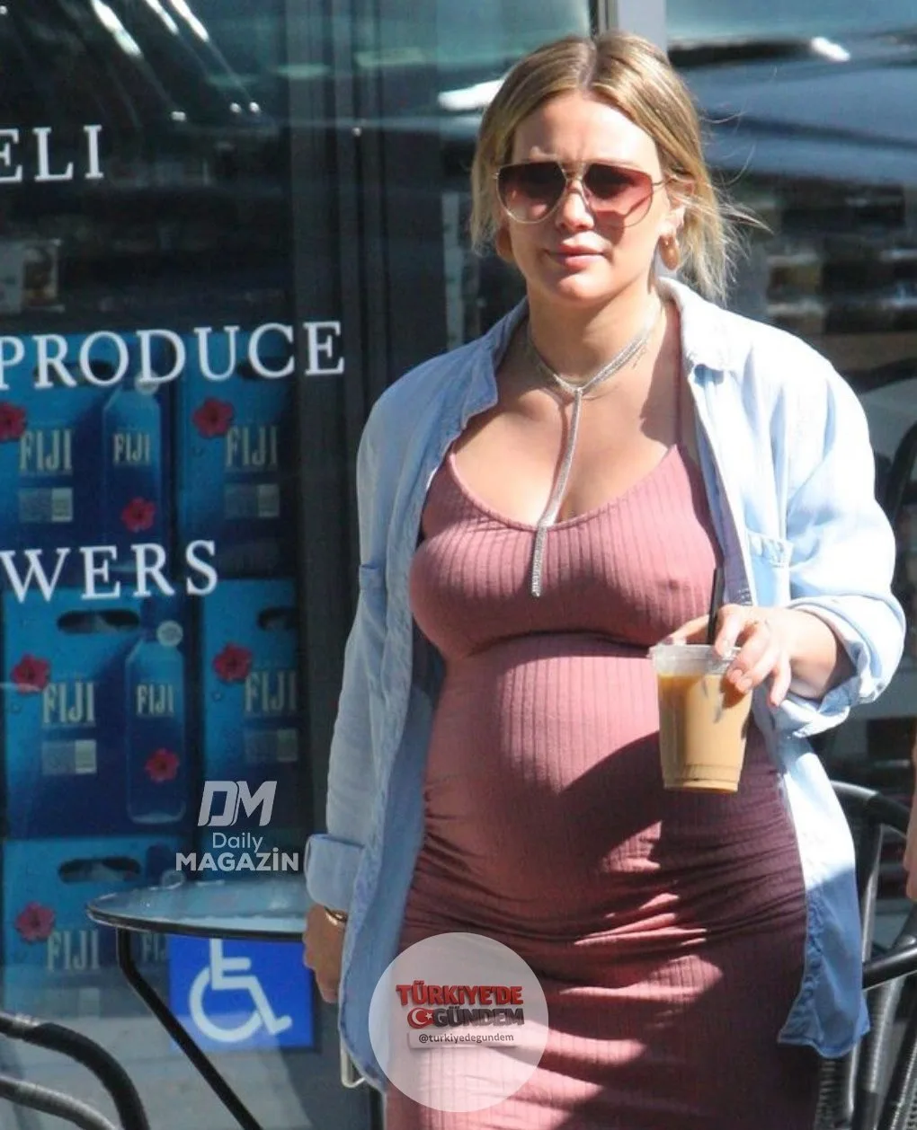 Doğumuna sayılı günler kalan Hilary Duff, Los Angeles'ta kahve molası verirken görüntülendi. Duff'ın kameralara yansıyan rahat kıyafeti ve neşeli tavırları dikkatlerden kaçmadı.