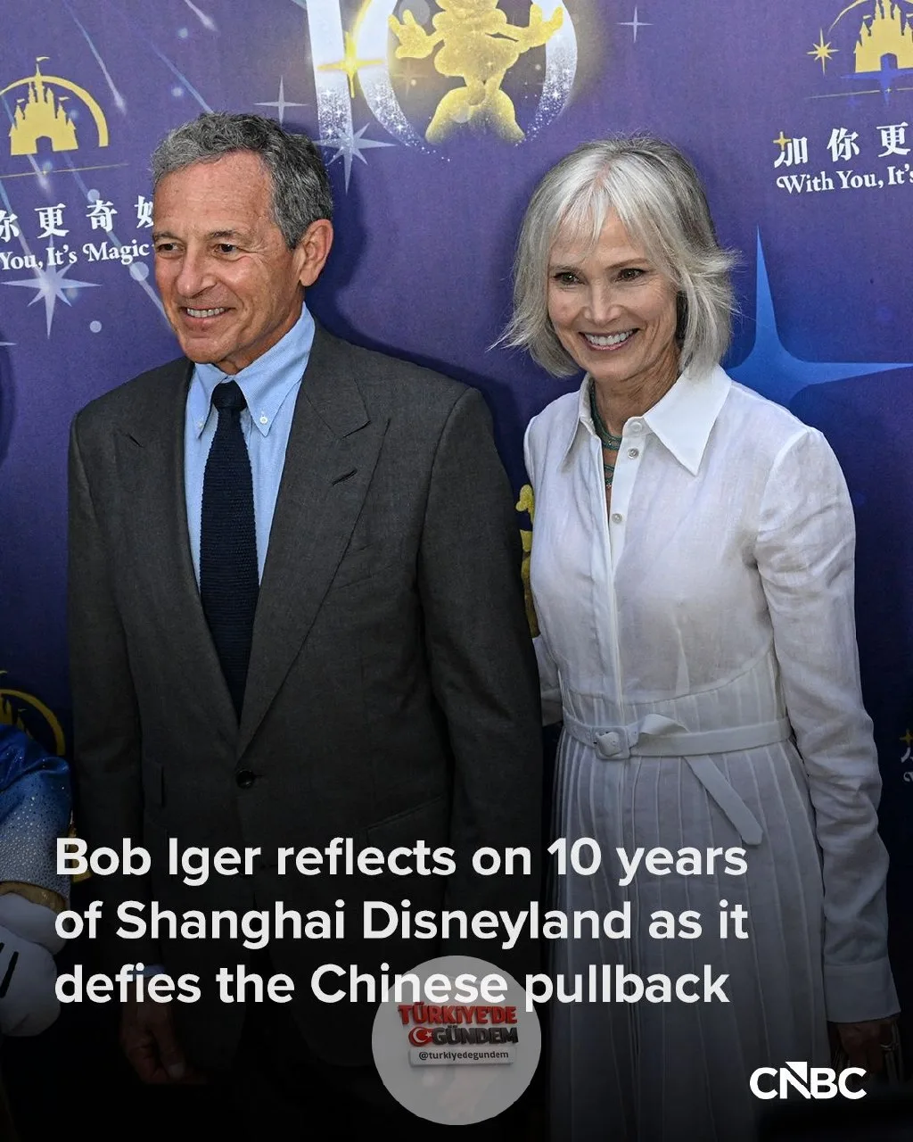 Şanghay Disneyland'de bir gün geçirdiğinizde, Çinli tüketicilerin ekonomik zorluklar yaşadığını anlamanız mümkün değil. Şanghay Disneyland kısa süre önce 10. yıl dönümünü kutladı; kutlamalar için eski Disney CEO'su Bob Iger da parka geldi. CNBC'ye pa