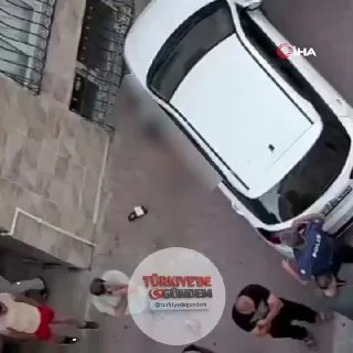 İstanbul Esenyurt'ta Mert Korkmaz, evinden çıktığı sırada iki kişinin silahlı saldırısına uğradı. Kurşunların isabet etmesi sonucu kanlar içinde kalan Korkmaz ağır yaralanırken, kucağında bebeğiyle olay yerine gelen eşi gözyaşlarına boğuldu. Polis, k