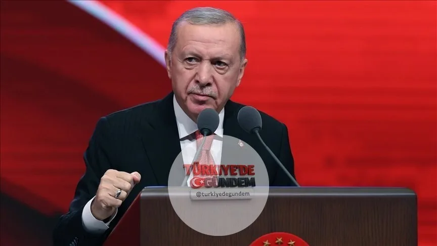 Cumhurbaşkanı Erdoğan, "Sabah dokuzda gelip salonu dolduranları mı ararsınız, yoksa birbirinin ayağını kaydırmak için her türlü dümeni çevirenleri mi, ya da dün elleri patlayana kadar alkışladıklarına bugün duvar örenleri mi? Dün 'halkın kahramanı' i