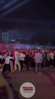 Samsun'da düzenlenen ücretsiz bir konserde iki kişi müzik eşliğinde kavga etti.