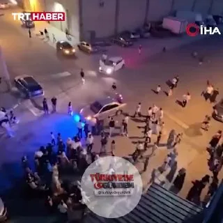 İzmir'deki bir düğünde havai fişekler yanlışlıkla davetlilerin üzerine ateşlendi.