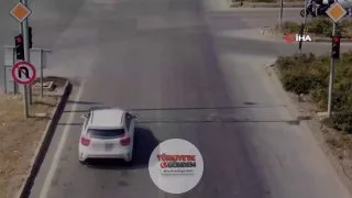 Emniyet Genel Müdürlüğü, Eskişehir'de trafik kuralı ihlallerinin yer aldığı görüntüleri paylaşarak sürücüleri uyardı. Paylaşılan görüntülerde sürücülerin kırmızı ışıkta geçmesi, yayalara yol vermemesi ve yasak bölgelerden dönüş yapması yer aldı.