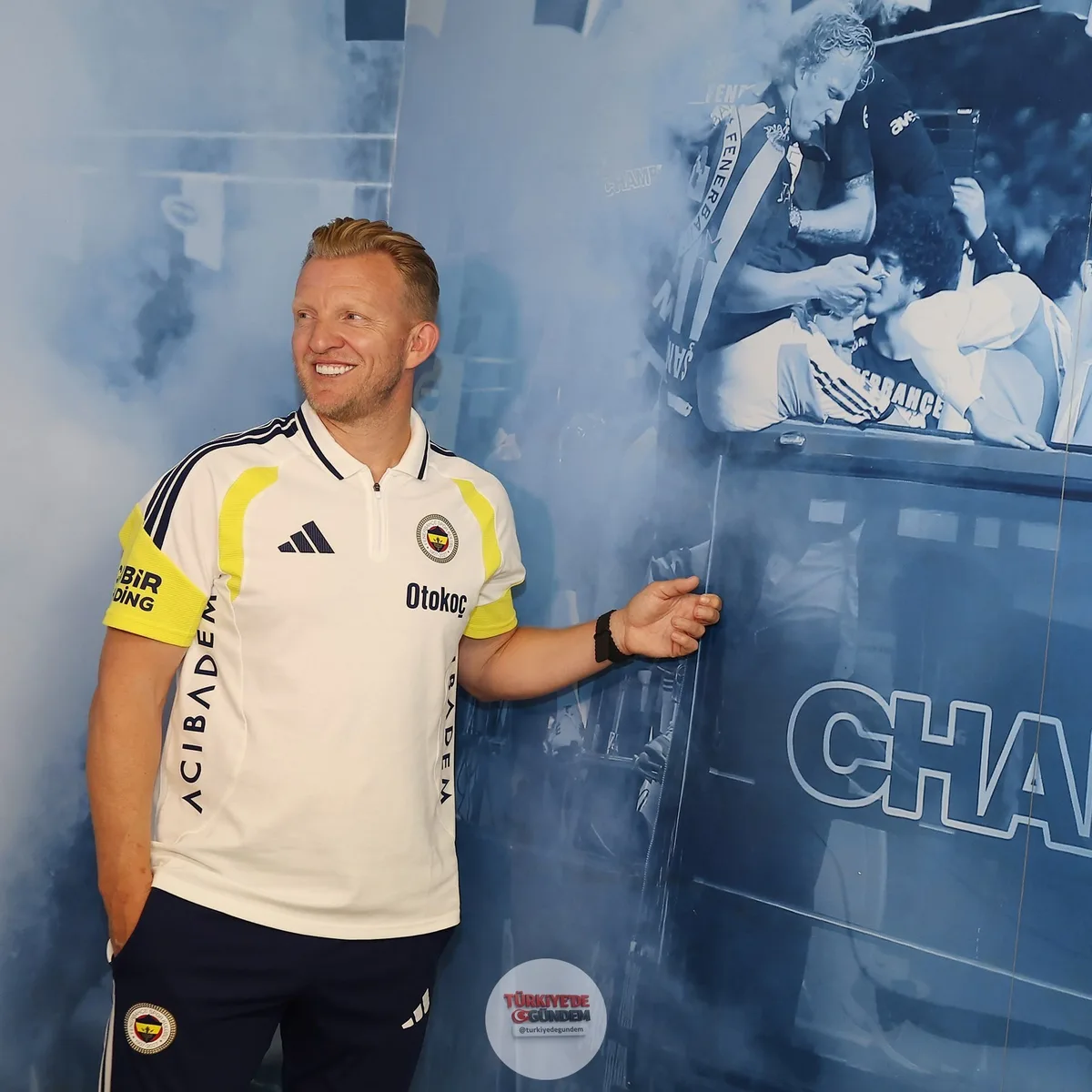Fenerbahçe'nin Birinci Yardımcı Antrenörü Dirk Kuyt: "Merhaba Fenerbahçe taraftarları, yuvaya döndüğüm için mutluyum. Haydi, hep birlikte savaşalım ve şampiyon olalım."