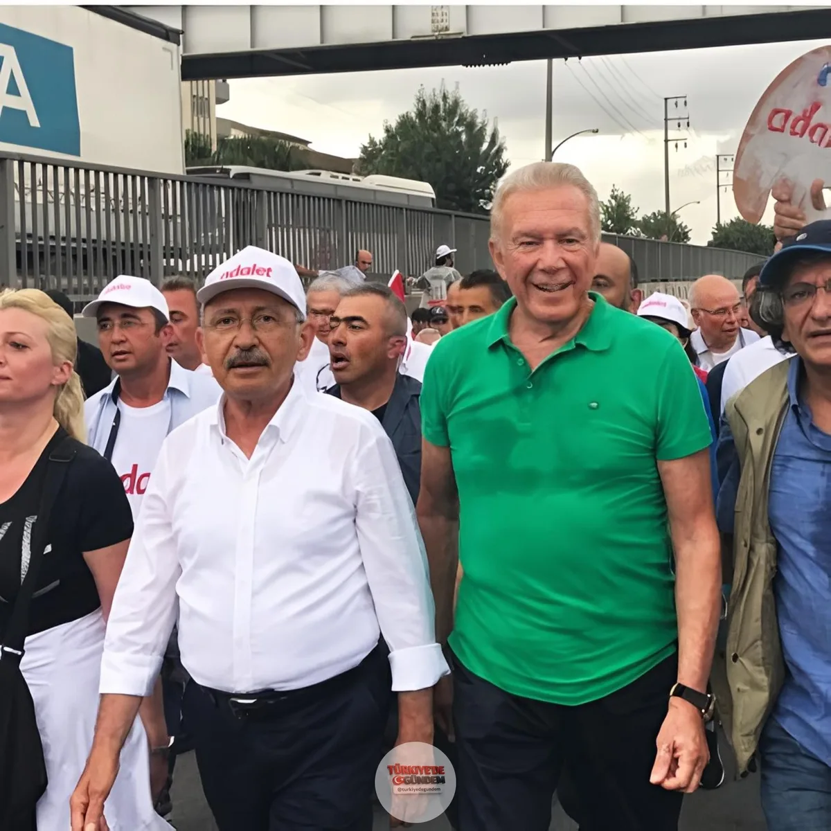 Uğur Dündar: "Biz geçersizlik ve susturma gibi boş işlerle uğraşırken, dünya yapay zeka destekli robot öğretmenleri kullanmaya başladı."
