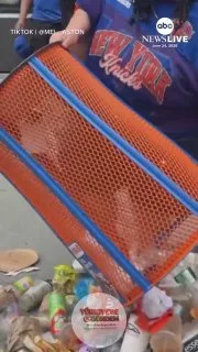Geçtiğimiz hafta düzenlenen şampiyonluk kutlamaları sırasında bir çöp kutusunu boşaltıp alıp götürdüğü anlar sosyal medyada viral olan Knicks taraftarının işine son verildi.