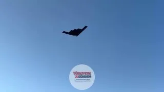 Amerika Birleşik Devletleri'nin 250. kuruluş yıl dönümü etkinlikleri kapsamında, bir B-2 hayalet bombardıman uçağı Washington D.C. semalarında gösteri uçuşu gerçekleştirdi.