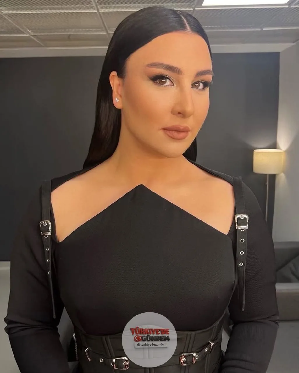 Yasemin Sakallıoğlu, senaryosunu Erdi Işık’ın kaleme aldığı kara komedi türündeki "Düğün Şarkıcısı" filminde başrolü üstlenecek. 2000’li yıllarda geçen ve bir caz şarkıcısının düğün şarkıcısına dönüşme hikayesini konu alan filmin yönetmen koltuğunda,